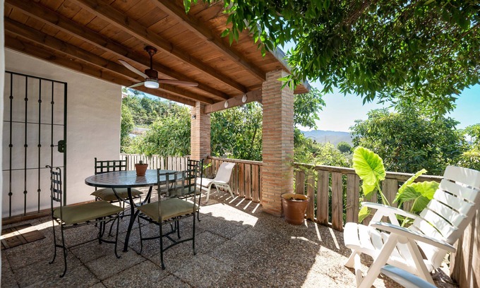 Ojen Villa | Casa rural 'Casa Rural Entre Ojén Y Marbella' con vistas a la montaña, terraza privada y Wi-Fi