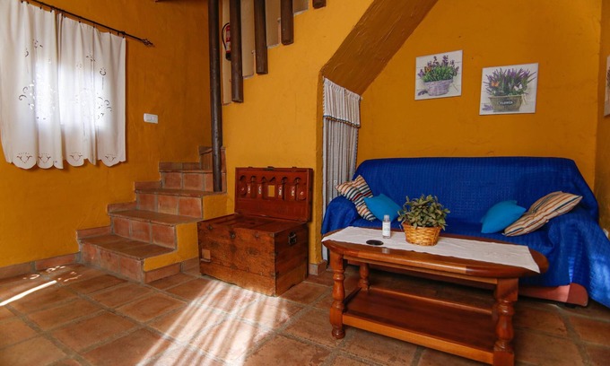 Pujerra Villa | Casa rural 'Casas Rurales El Viejo Castaño 2' con vistas a la montaña y aire acondicionado
