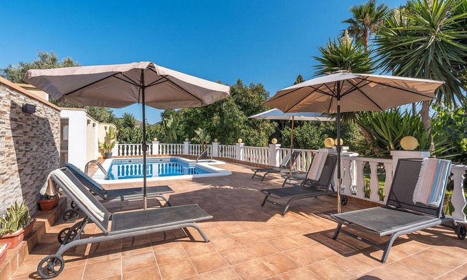 Motril Casa | Casa rural 'El Amanecer' con vistas a la montaña, Wi-Fi y aire acondicionado