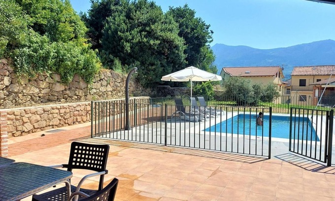 Mombeltran Casa | Casa rural 'Casa Rural El Barranco' con vistas a la montaña, piscina privada y terraza privada