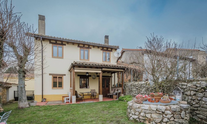 Amaya Casa | Casa rural 'El Hidalgo' con vistas a la montaña, jardín privado y Wi-Fi