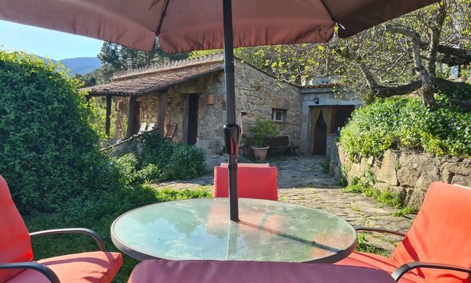 Piedralaves Villa | Casa rural 'El Valle' con vistas a la montaña, piscina privada y Wi-Fi