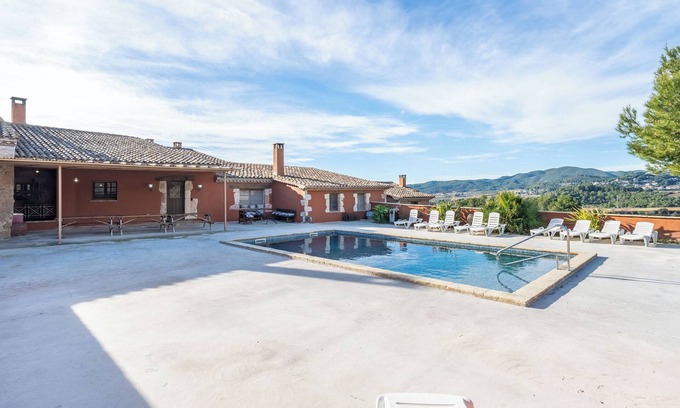 Torrelles de Foix Casa | Casa rural 'Can Cruset' con vistas a la montaña, piscina privada y Wi-Fi
