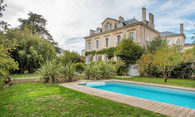 Fontenay-le-Comte Villa | Casa rural 'La Maison De Maître' con piscina privada, terraza privada y Wi-Fi