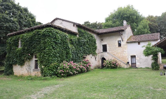 Charras Casa | Country house in Charras, sleeps 14, pool and tennis court near Dordogne
