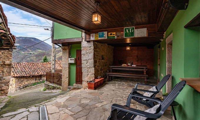 Fresnedo Casa | Casa rural 'La Congosta Mágica Aldea De Montaña' con vistas a la montaña, terraza compartida y Wi-Fi