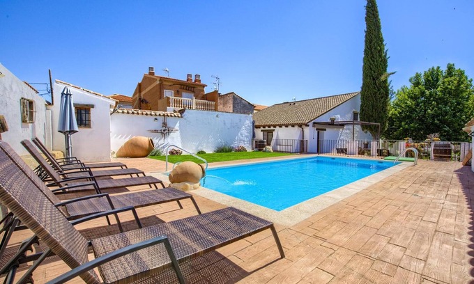 Mentrida Casa | Country House 'La Casa De La Abuela' with Private Pool, Wi-Fi and Air Conditioning