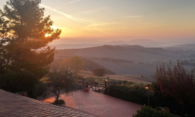 Allerona Casa | Casa rural en el campo con piscina privada y vista panorámica.