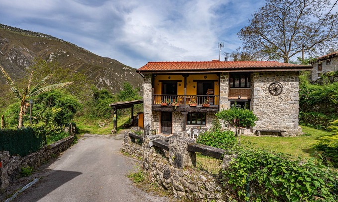 Cueli Casa | Country House 'La Nozal' with Mountain View, Private Pool and Wi-Fi