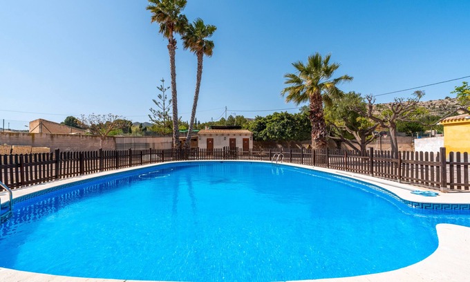 La Romana Casa | Casa rural 'La Romana' con piscina privada, Wi-Fi y aire acondicionado