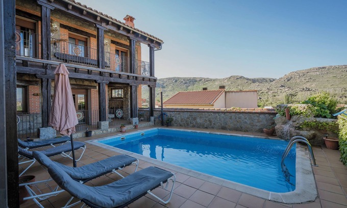 Riofrio Casa | Casa rural 'Las Eras De Riofrio' con vistas a la montaña, piscina privada y Wi-Fi
