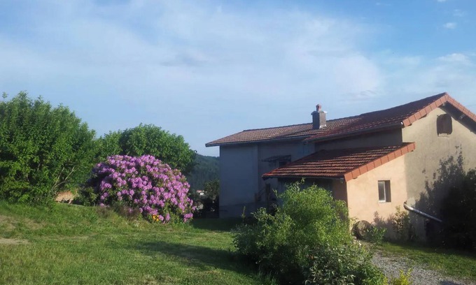 Thiers Villa | Casa rural "Les Hauts De Thiers" con vistas a la montaña, jardín privado y Wi-Fi
