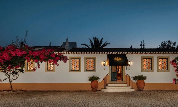 Donalda Villa | Casa rural "Liberal Wing Villa" con vistas a la montaña, piscina compartida y Wi-Fi