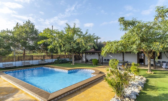 Castillo de Montemar Villa | Casa rural 'Los Caleros' con vistas al lago, piscina privada y Wi-Fi