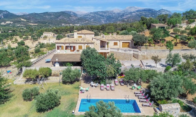 Inca Villa | Casa rural 'Maribel' con vistas a la montaña, piscina privada y Wi-Fi