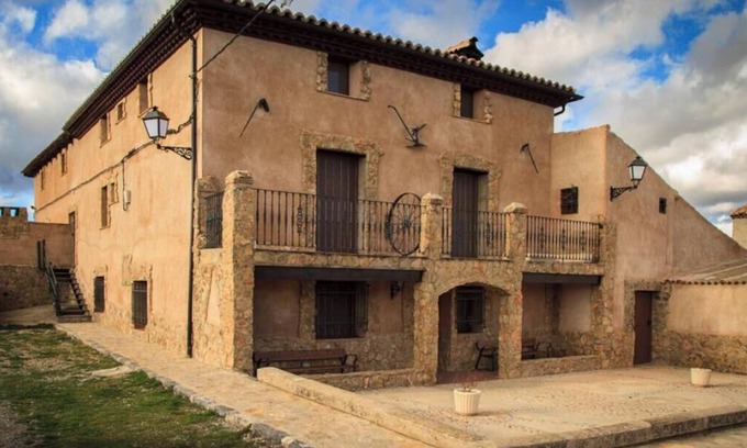 Cella Casa | Casa rural 'Masia Los Camineros' con vistas a la montaña, terraza privada y jardín privado