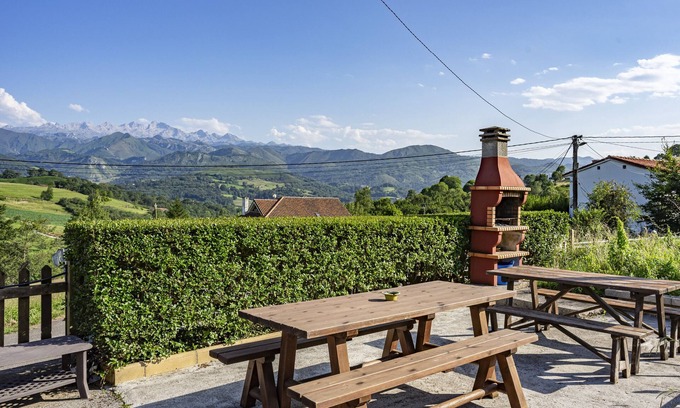 Llenin Casa | Casa rural 'Orandi' con vistas a la montaña, jardín compartido y Wi-Fi
