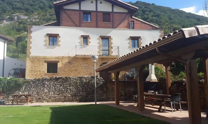 Lana Casa | Casa rural 'Pakienea' con jardín privado y Wi-Fi
