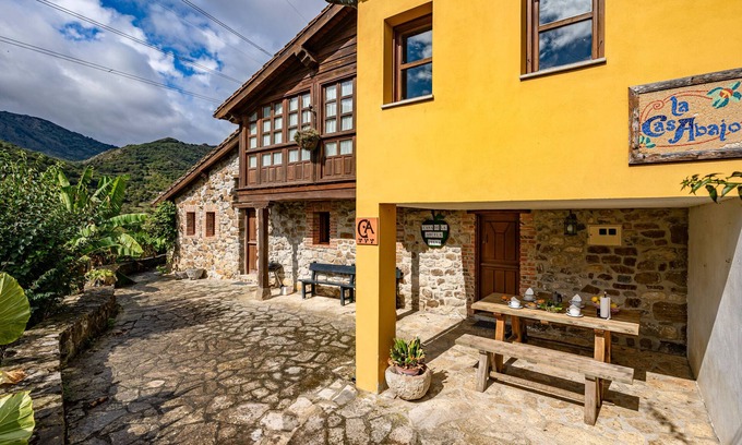 Penamellera Baja Casa | Casa rural 'Para Casa De Abajo' con vistas a la montaña, terraza privada y Wi-Fi