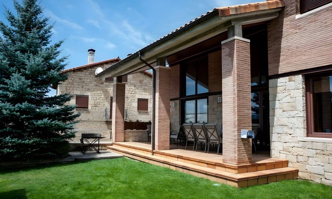 Covaleda Casa | Casa rural 'San Lorenzo' con vistas a la montaña, terraza privada y Wi-Fi