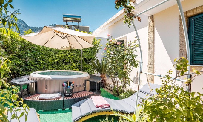 Salakos Casa | Casa rural 'Villa Di Lucia' con vistas a la montaña, Wi-Fi y aire acondicionado