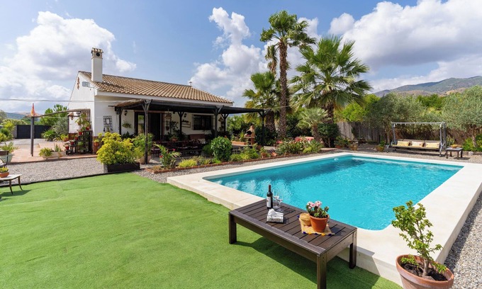 Alora Casa | Casa rural 'Villa Pinale Álora' con vistas a la montaña, Wi-Fi y aire acondicionado