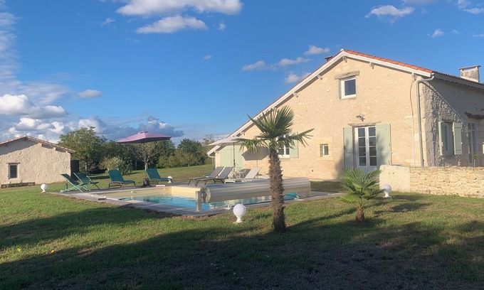 Verteillac Casa | Country house with heated swimming pool.