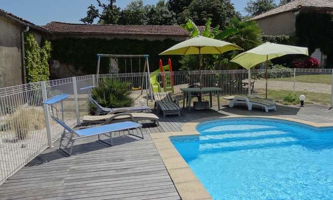 Mirambeau Casa | Casa de campo con piscina privada para familias