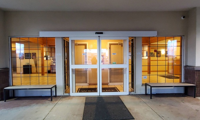 Larkspur Hotel | Country Inn & Suites by Radisson, Bend, OR