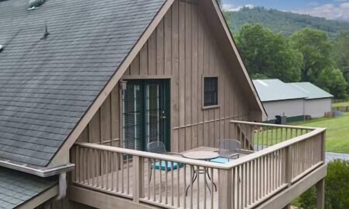Lexington Casa | Country living in a private setting, The Loft at Springhouse Farm