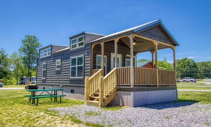 Gatlinburg - Pigeon Forge Cabaña | Country Living in a Tiny Home!
