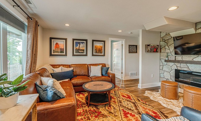 Menoken Otro | Country Living with Modern Amenities and Hot Tub