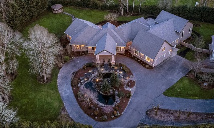 Newberg Casa | Country Luxury in Private Manor, Pet Friendly, Hot Tub, Indoor Basketball Ct, Billiards, on 2 Acres