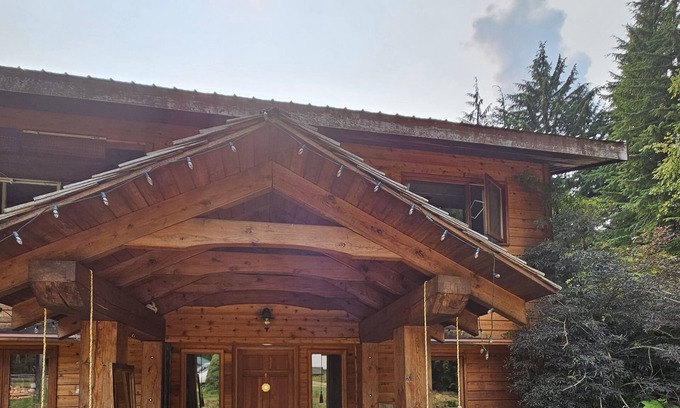 Sandon Casa | Country Manor Eco Home. Old growth on 10 acres. 5 min from beach. Pet friendly.