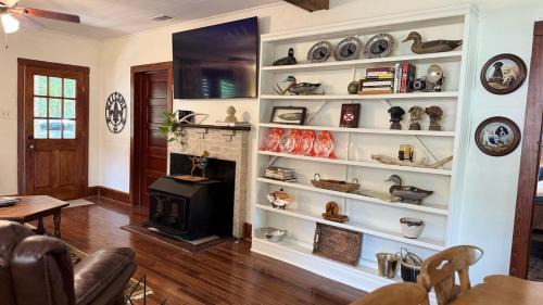 Pride Casa | Country Retreat with ponds-views-porches & pups