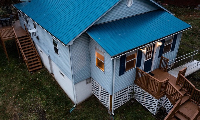Ansted Casa | Country Roads House - elevated deck, fast Wi-fi, fire pit