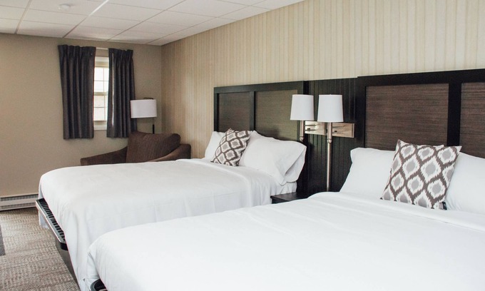New Holland Hotel | Country Squire Inn and Suites
