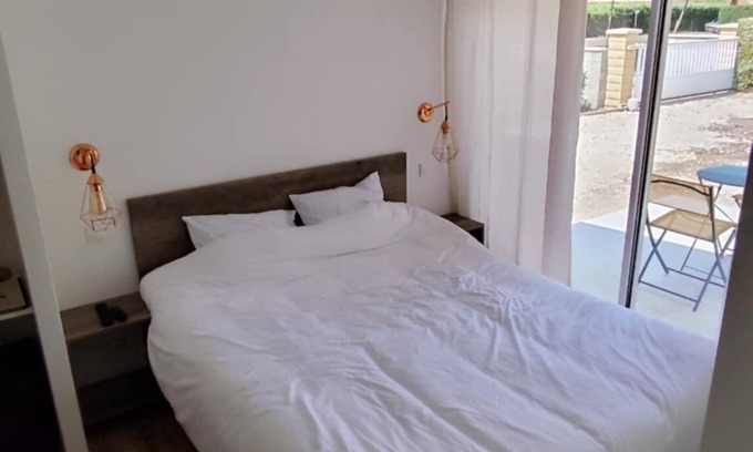 Virelade Cama Y Desayuno | Country-style bedroom and bathroom