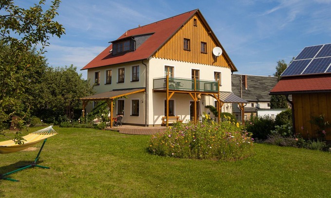 Seifhennersdorf Apartamento | Country-style vacation apartment | quiet location | in the blooming rose garden