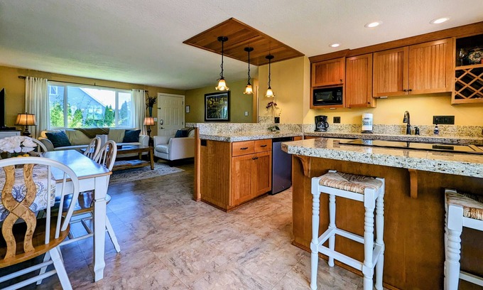 Carlton Casa | Country View Cottages, Stylish, Comfy, Uncorked Cottage Near Downtown Carlton