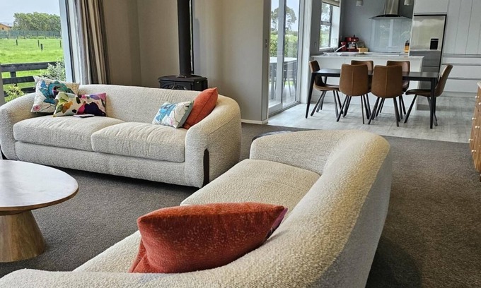 Kaikoura Casa | Country Views - Stunning Views, Stunning Home
