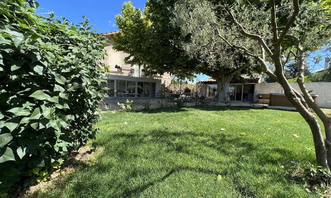 L'Isle-sur-la-Sorgue Apartamento | "Countryside Escape: Charm and Serenity in Isle-sur-la-Sorgue"