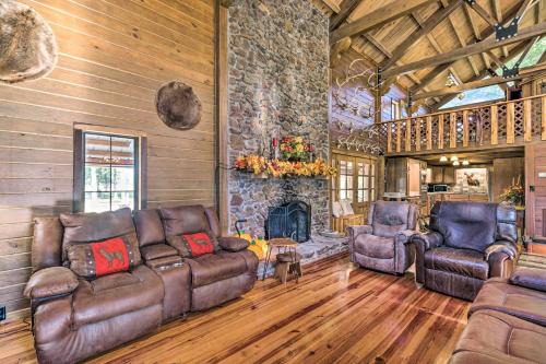 Wheeler Casa | Countryside Cabin Retreat with Outdoor Kitchen!