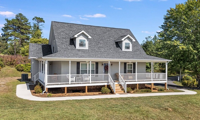 Alexander Casa | Countryside Escape 15 Mins to Downtown Asheville w/ Covered Wrap Around Porch!