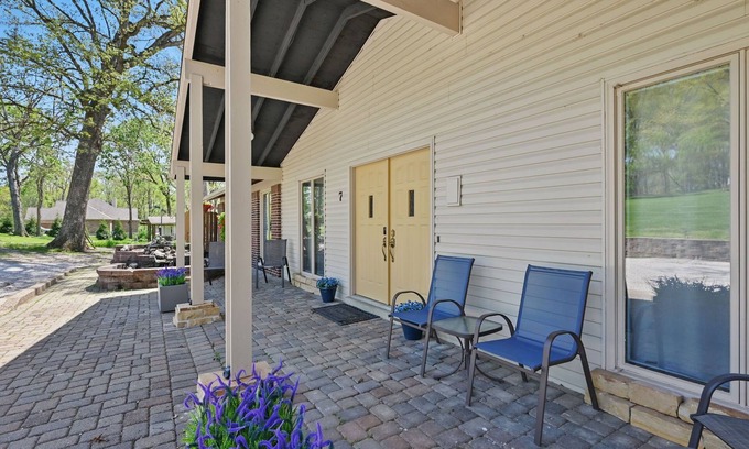 Lake St Louis Casa | Countryside Lakefront Chalet