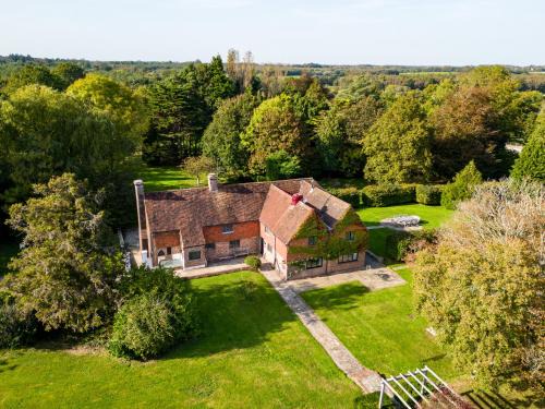 Upper Dicker Casa | Countryside Retreat packed with Activities Tennis including Hot Tub, BBQ, Darts