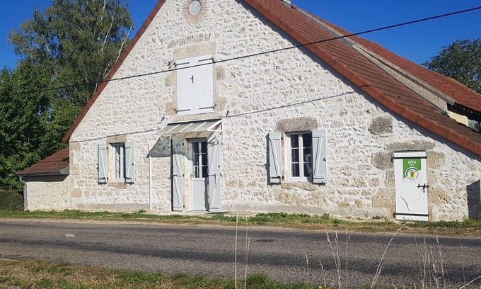 Rongeres Cabaña | Casa de Campo Renovada con Jardín, WiFi y Cerca de Servicios
