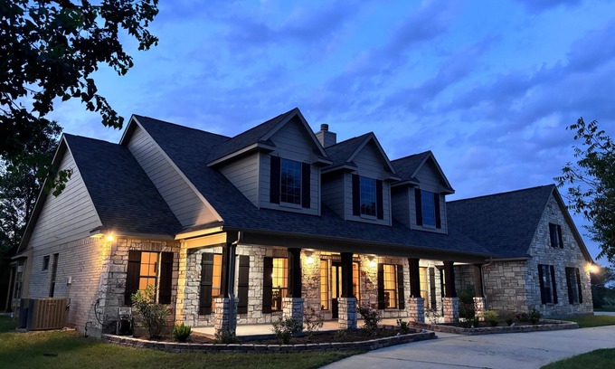 Sealy Otro | Countryside Serene Sunset Ranch: 50-acre luxury retreat, Hot tub, sleeps 10!