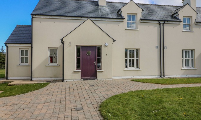 Dungarvan Cabaña | COUNTRYVIEW, family friendly, with a garden in Ring, County Waterford