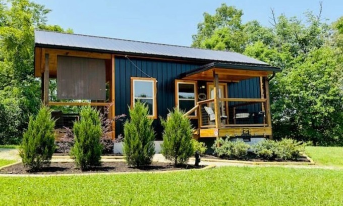 Sevierville Cabaña | Couple's Retreat: HotTub-FirePit-Grill-Pets-Wifi